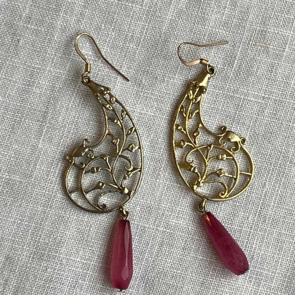 Paisley motif, filigree, dangly earrings in gold with red beads. - Picture 2 of 8